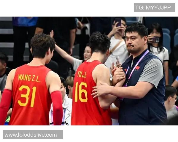 姚明展现篮球艺术花式进球技巧引领赛场风潮