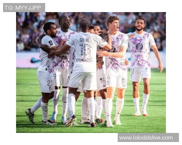 国王杯激战巴黎圣日耳曼险胜阿森纳红牌事件引发全场热议与数据分析